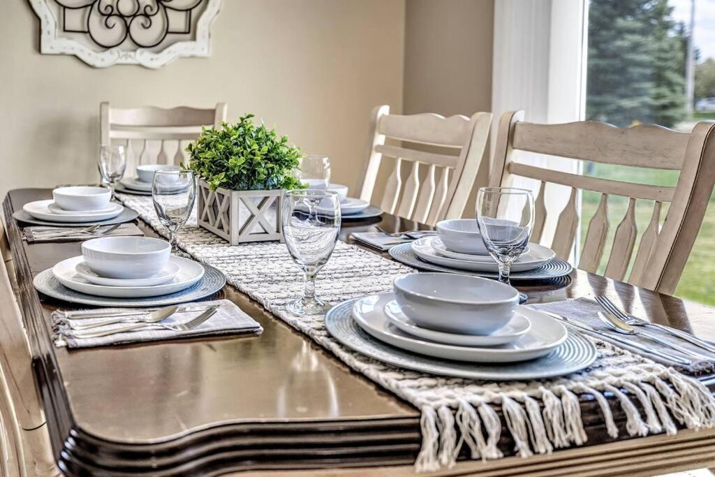 Serene 3 Bedroom Home, Nrm, Wi-Fi, Parking, Queen Bed De Pere Luaran gambar